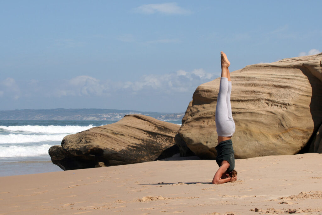 Yoga, chandelle sur la plage